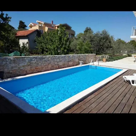 Luce With Shared Pool Sami-basement *